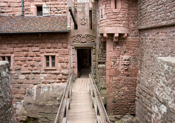 passaggio al castello di haut-koenigsbourg - koenigsbourg foto e immagini stock