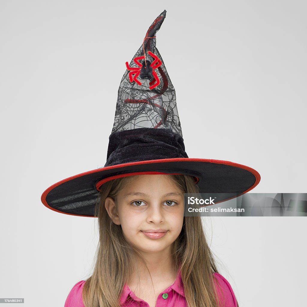 Petite fille avec un chapeau de sorcière - Photo de Arts Culture et Spectacles libre de droits