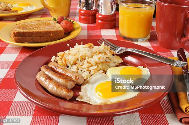 Salsiccia Uova E Hash Browns - Fotografie stock e altre immagini di Crocchetta di patate e cipolle - Crocchetta di patate e cipolle, Insaccato, Arancia