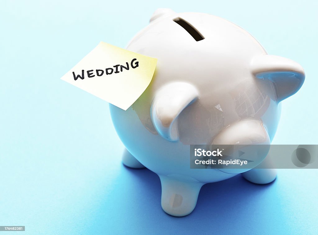 Pensare al futuro, piggybank è nota la lettura di matrimonio - Foto stock royalty-free di Alimento di base