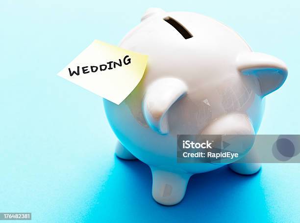 Foto de Pensar Adiante Piggybank Tem Observação Leitura De Casamento e mais fotos de stock de Acontecimentos da Vida