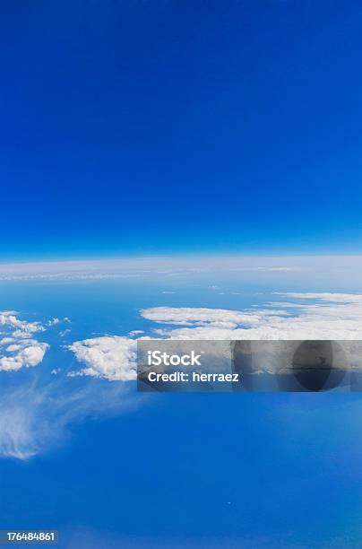 Vista Aérea Do Céu Azul - Fotografias de stock e mais imagens de Abstrato - Abstrato, Alto - Descrição Física, Ao Ar Livre