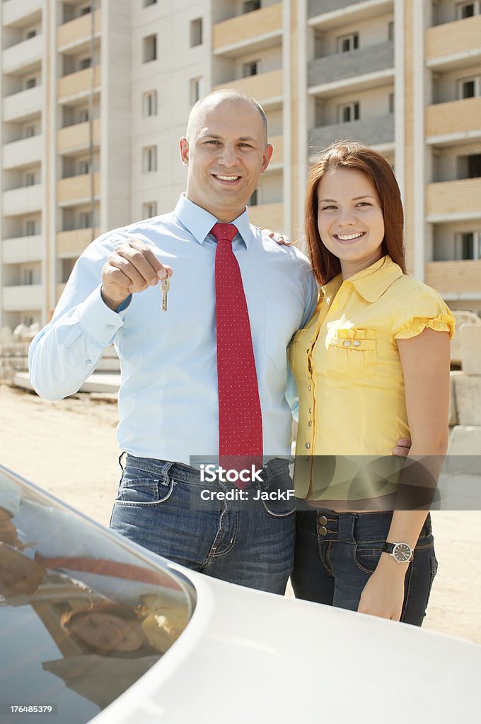 Familia feliz frente a la nueva sede - Foto de stock de Casa libre de derechos