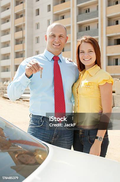 Familia Feliz Frente A La Nueva Sede Foto de stock y más banco de imágenes de Casa - Casa, Coche, Delante de