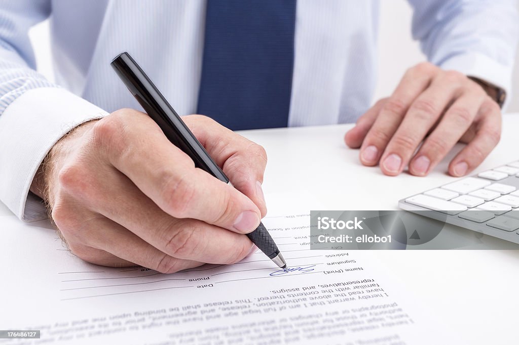 Empresário assinatura em um documento. - Foto de stock de Acordo royalty-free