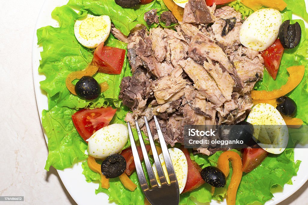 Deliciosa Salada com atum, tomate, ovos, azeitonas e pimentões - Foto de stock de Atum - Peixe royalty-free