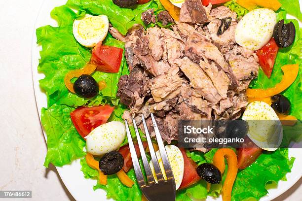 Foto de Deliciosa Salada Com Atum Tomate Ovos Azeitonas E Pimentões e mais fotos de stock de Atum - Peixe