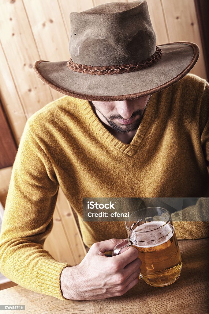 Mann mit Glas Bier - Lizenzfrei Abgeschiedenheit Stock-Foto