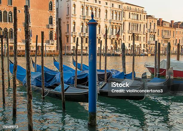 Gondolas Em Veneza - Fotografias de stock e mais imagens de Ao Ar Livre - Ao Ar Livre, Atracado, Canal - Água Corrente