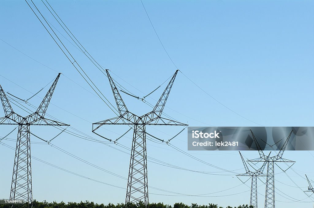 高電圧 pylons - ケーブル線のロイヤリティフリーストックフォト