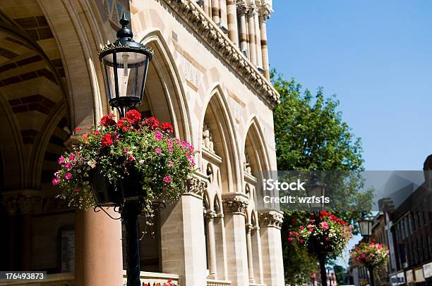 Laternenpfählen Und Blumen Guildhall Stockfoto und mehr Bilder von Architektur - Architektur, Bauen, Bauwerk