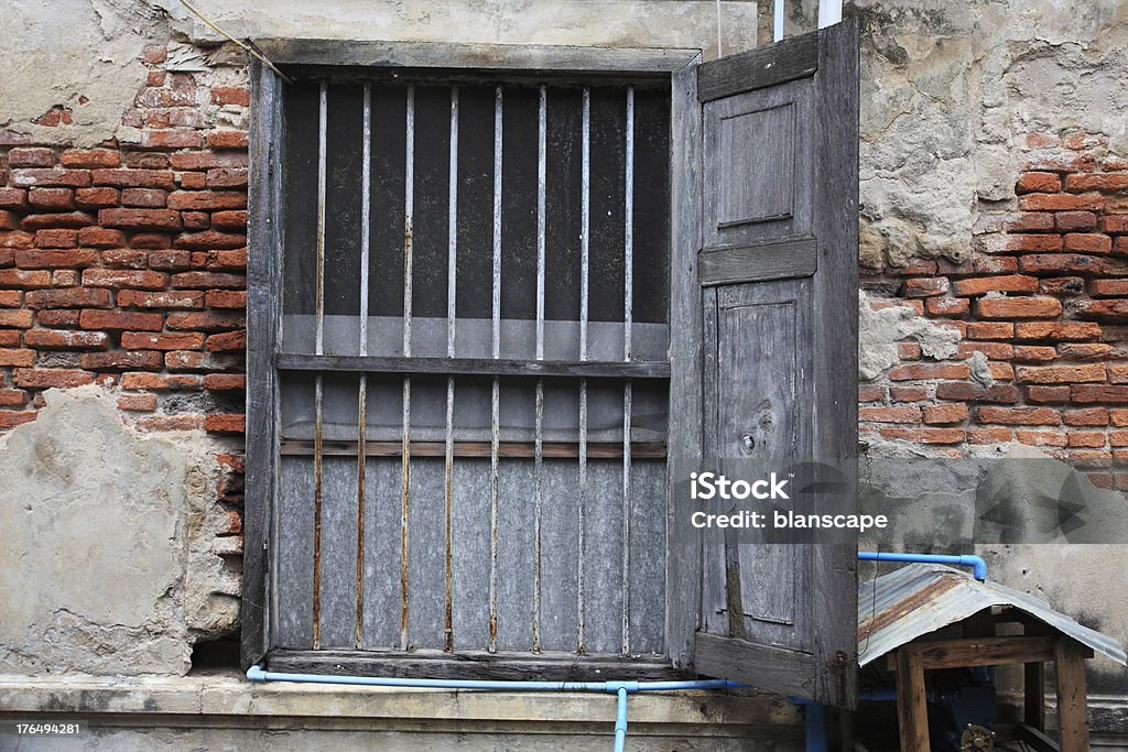 Ventana de madera de la pared de ladrillo grunge - Foto de stock de Acero libre de derechos