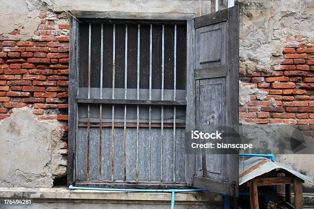 Drewniane Okna Na Grunge Cegły Ściany - zdjęcia stockowe i więcej obrazów Architektura - Architektura, Bez ludzi, Brudny