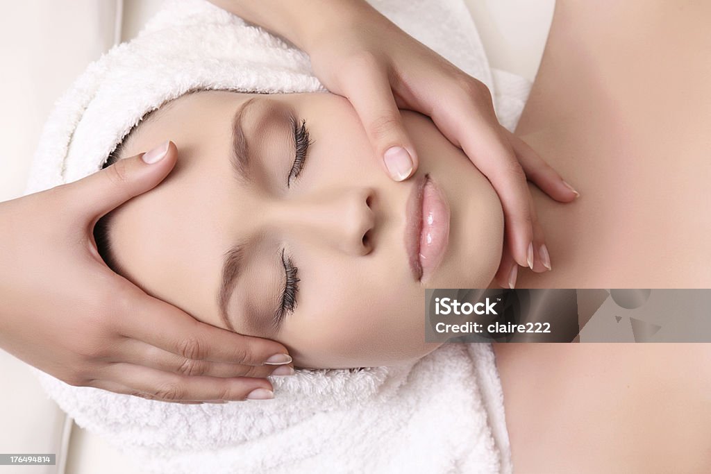 Massagem facial - Foto de stock de 20-24 Anos royalty-free