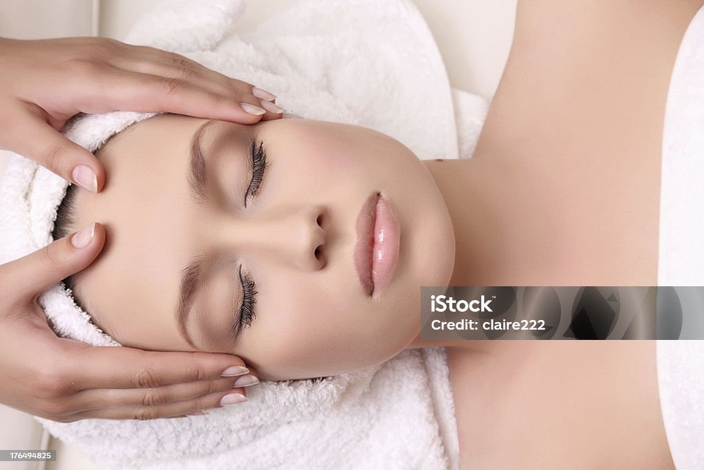 massage du visage - Photo de Santé et médecine libre de droits