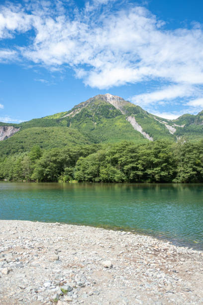 alta montanha e rio em kamikochi matsumoto, nagano, japão - kamikochi national park - fotografias e filmes do acervo