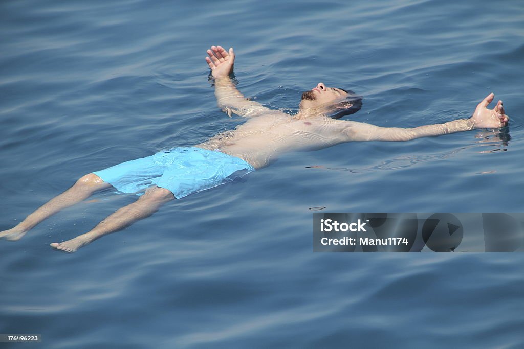 Człowiek relaksujący na morzu - Zbiór zdjęć royalty-free (Dorosły)