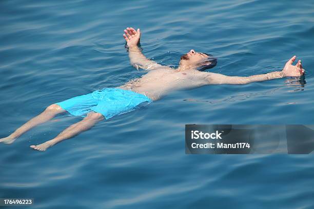 Człowiek Relaksujący Na Morzu - zdjęcia stockowe i więcej obrazów Dorosły - Dorosły, Fotografika, Horyzontalny