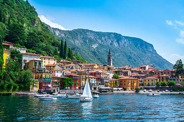 varenna деревня на озере комо, ломбардия, италия - italian lake district стоковые фото и изображения