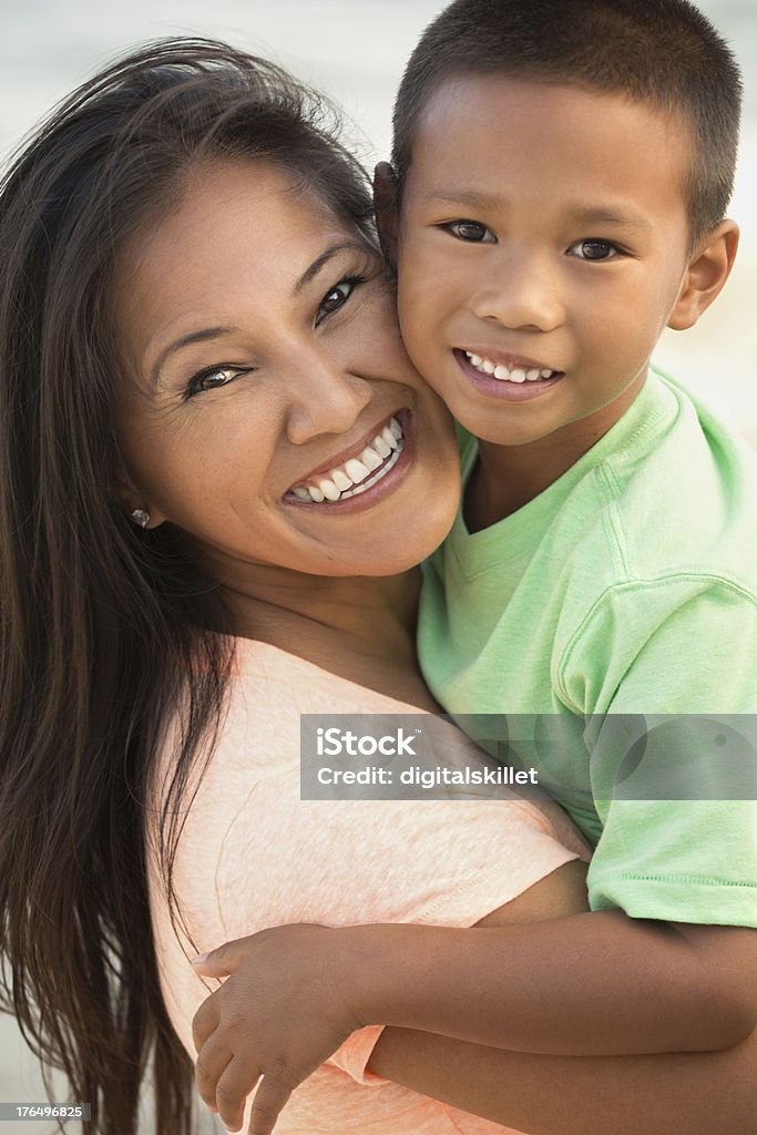 Mãe e filho - Royalty-free Abraçar Foto de stock