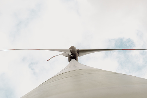 Propeller head of a wind turbine from a worm's eye view