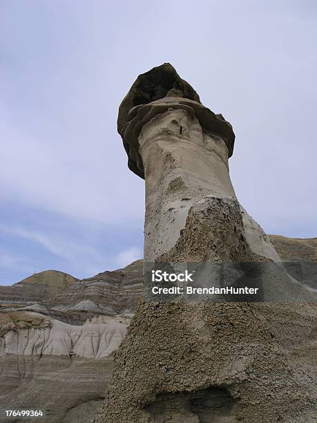 Смотреть Вверх На Hoodoo — стоковые фотографии и другие картинки Drumheller - Drumheller, Drumheller Valley, Альберта