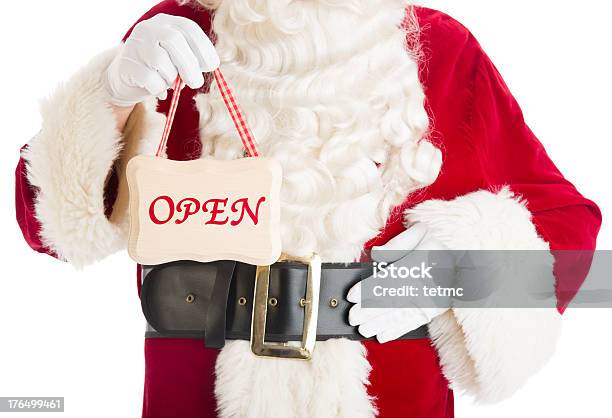 Parte Mediana De Santa Claus Segurando Placa De Open - Fotografias de stock e mais imagens de Natal