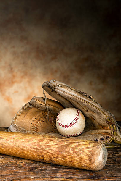 engranajes antigüedades de béisbol - baseball glove baseball baseballs old fashioned fotografías e imágenes de stock