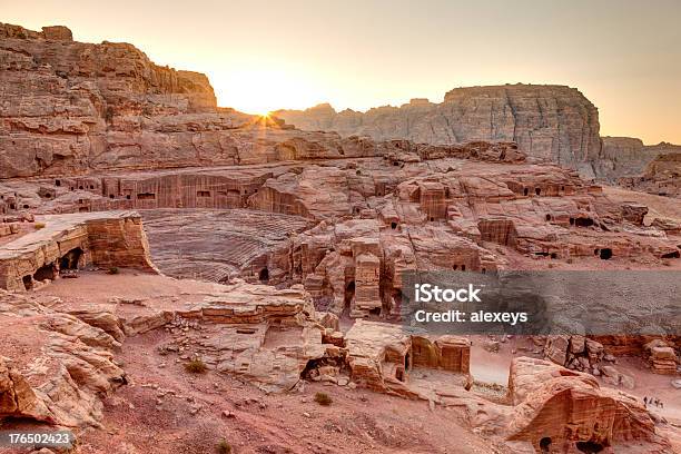 Sonnenuntergang In Petra Stockfoto und mehr Bilder von Abenddämmerung - Abenddämmerung, Amphitheater, Antike Kultur
