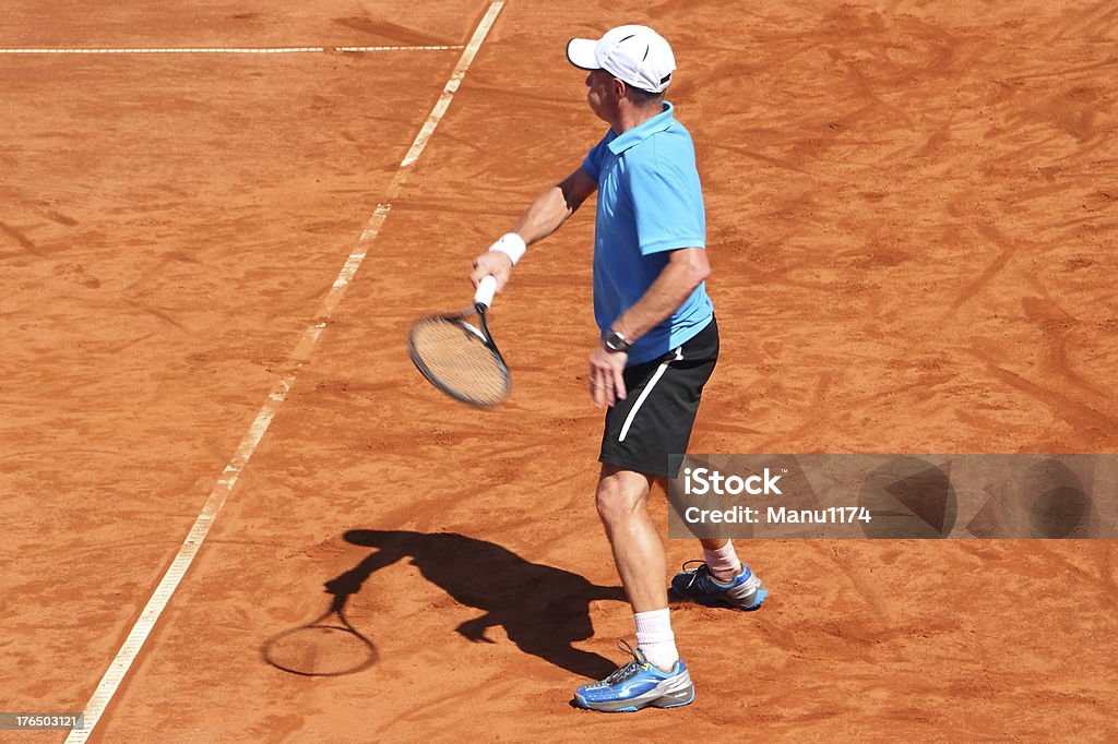 tennisplayer en acción en pista de arcilla - Foto de stock de Actividad libre de derechos