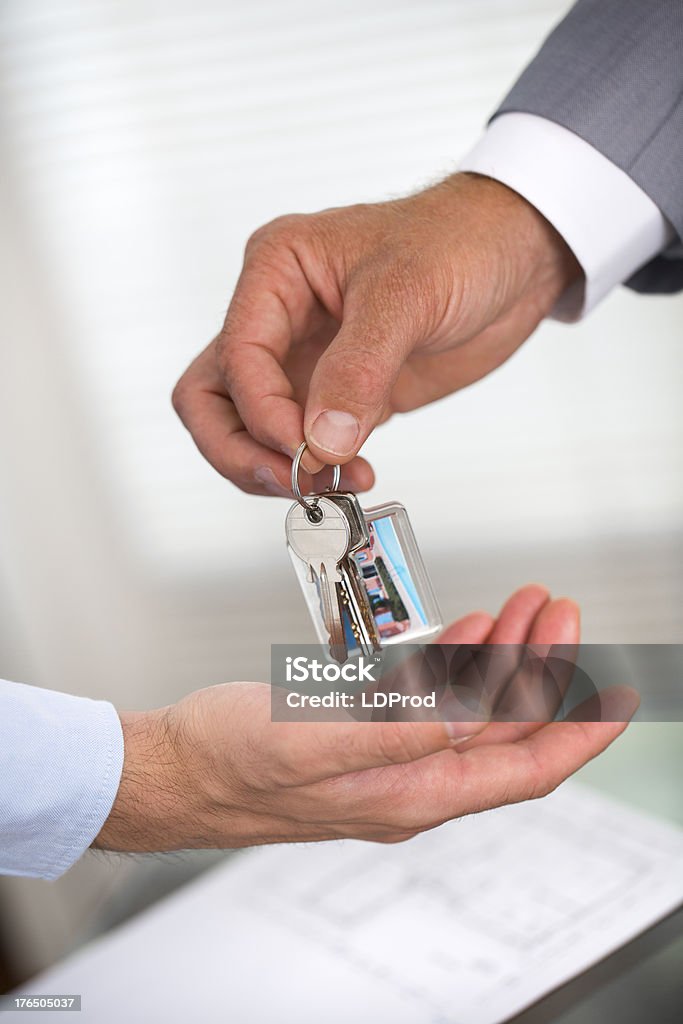 Ejecutivo ofrece las llaves de la casa - Foto de stock de Acuerdo libre de derechos