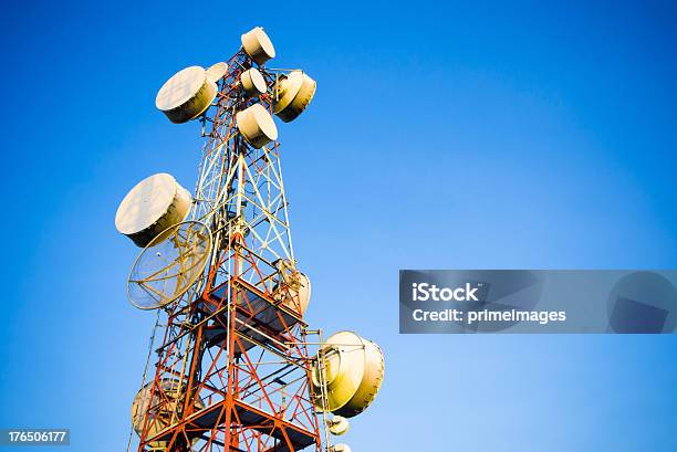 Torre De Telecomunicações Contra O Céu Azul - Fotografias de stock e mais imagens de A caminho - A caminho, Alto - Descrição Física, Antena - Equipamento de Telecomunicações