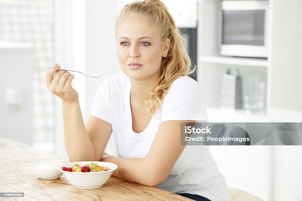 Su comida contemplando - Foto de stock de Adulto libre de derechos