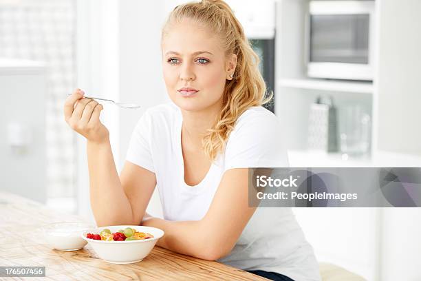 Su Comida Contemplando Foto de stock y más banco de imágenes de Adulto - Adulto, Adulto joven, Agarrar