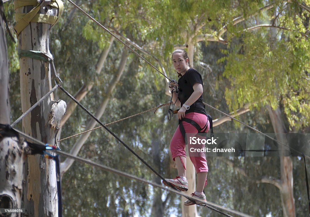 Jovem se divertindo em uma corda park Aventura campo - Foto de stock de Adolescente royalty-free