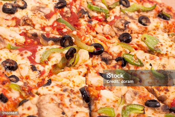 Foto de Pizza e mais fotos de stock de Alimentação Não-saudável - Alimentação Não-saudável, Almoço, Assado no Forno