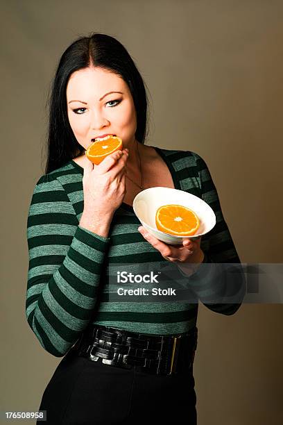 De Comer Naranja Foto de stock y más banco de imágenes de Adulto - Adulto, Alegre, Alimento