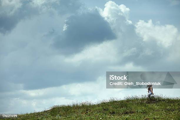 Foto de Mulher Correndo e mais fotos de stock de 12 Horas - 12 Horas, Adolescência, Adulto