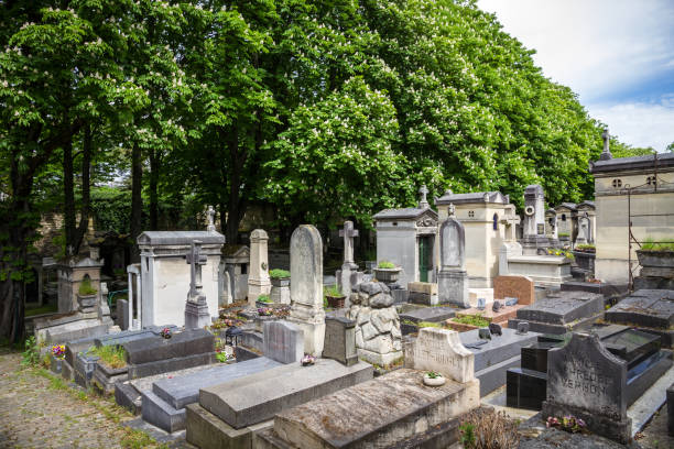 grab auf dem friedhof père lachaise, paris, frankreich - lachaise stock-fotos und bilder