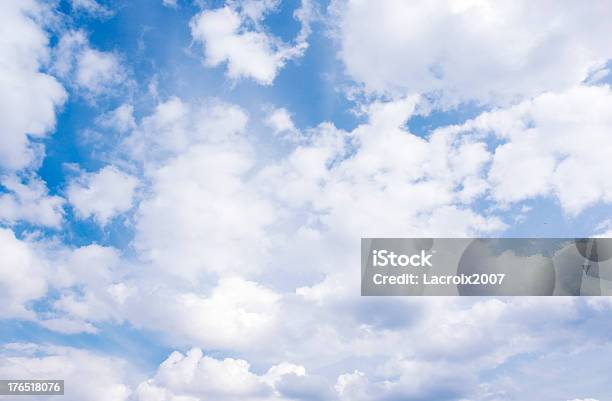 Blue Himmel Stockfoto und mehr Bilder von Bildhintergrund - Bildhintergrund, Blau, Cumulus