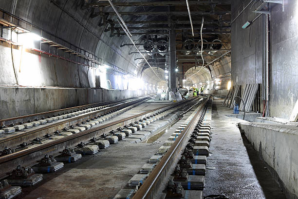 los túneles subterráneo - train tunnel fotografías e imágenes de stock