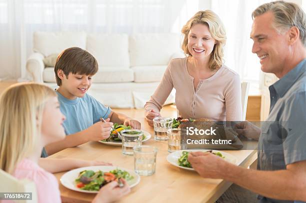 Foto de Pais E Filhos Se Comida Juntos Na Mesa De Jantar e mais fotos de stock de 10-11 Anos - 10-11 Anos, 40-44 anos, 50-54 anos