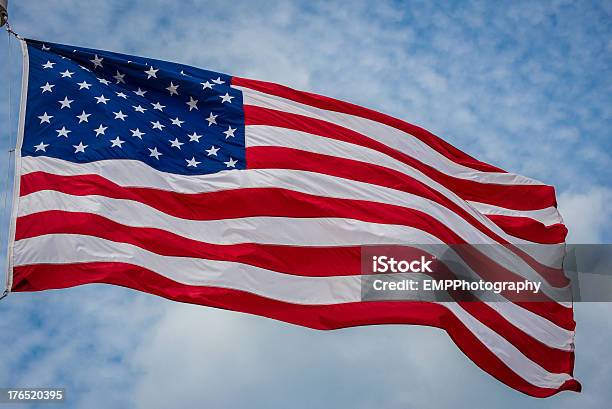 Zbliżenie Amerykańskiej Flagi - zdjęcia stockowe i więcej obrazów Amerykańska flaga - Amerykańska flaga, Bez ludzi, Biały