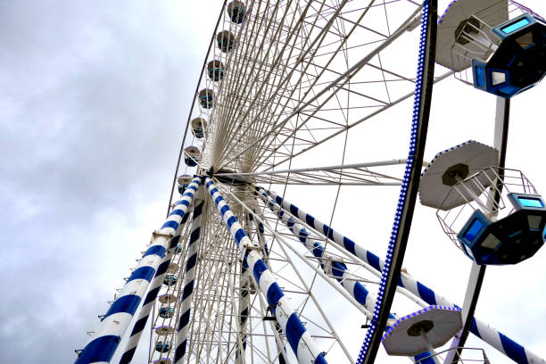 аркашонское колесо обозрения - carnival spinning built structure frame стоковые фото и изображения