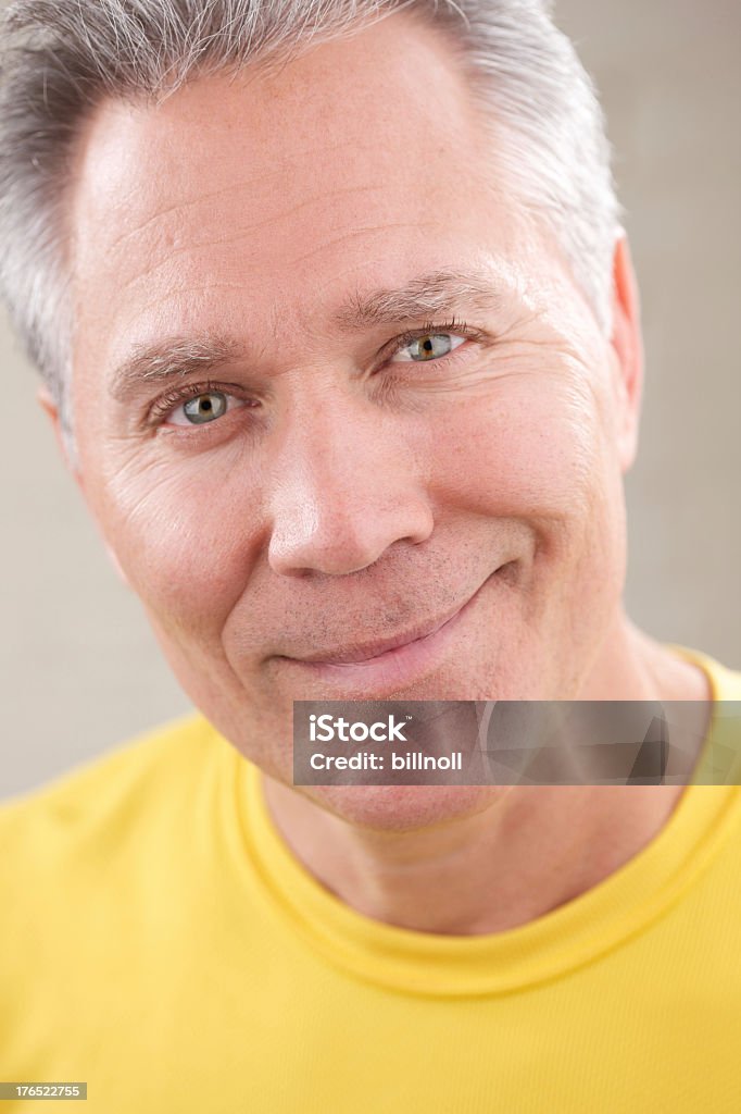 Souriant milieu âge homme avec des cheveux gris - Photo de Hommes libre de droits