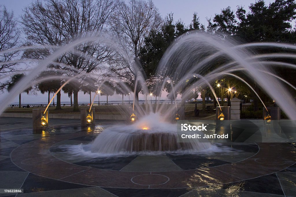 Fontana al crepuscolo di città-Charleston - Foto stock royalty-free di Ambientazione esterna