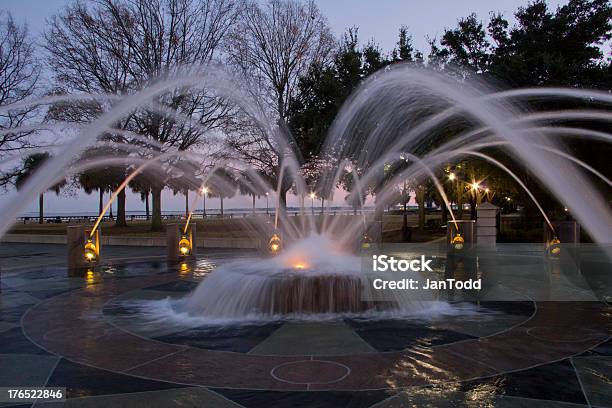 Fontana Al Crepuscolo Di Cittàcharleston - Fotografie stock e altre immagini di Ambientazione esterna - Ambientazione esterna, Carolina del Sud, Charleston - Carolina del Sud
