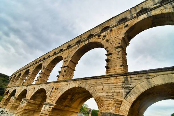 pont du gard, foto come sfondo , in pont du gard, gardon, nimes france - aqueduct roman ancient rome pont du gard foto e immagini stock