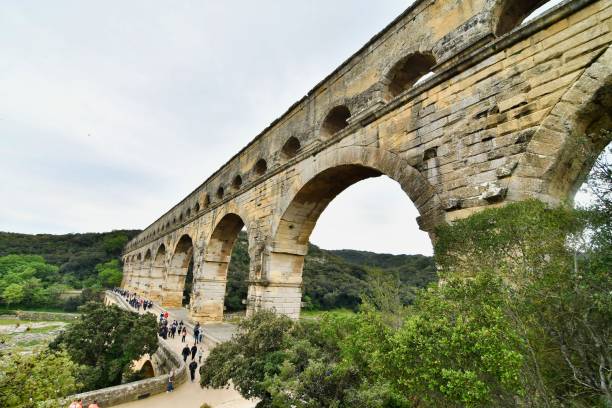 pont du gard, foto de fondo, en pont du gard, gardon, nimes france - aqueduct roman ancient rome pont du gard fotografías e imágenes de stock