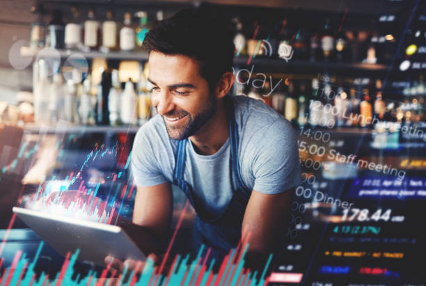 Streamlining small business tasks with smart tech superposición de datos de tabletas, restaurantes y hombres, software de comercio electrónico, gestión financiera y planificador de horarios. camarero, cajero o propietario de una pequeña empresa sobre tecnología digital, servicio y estadísticas finan